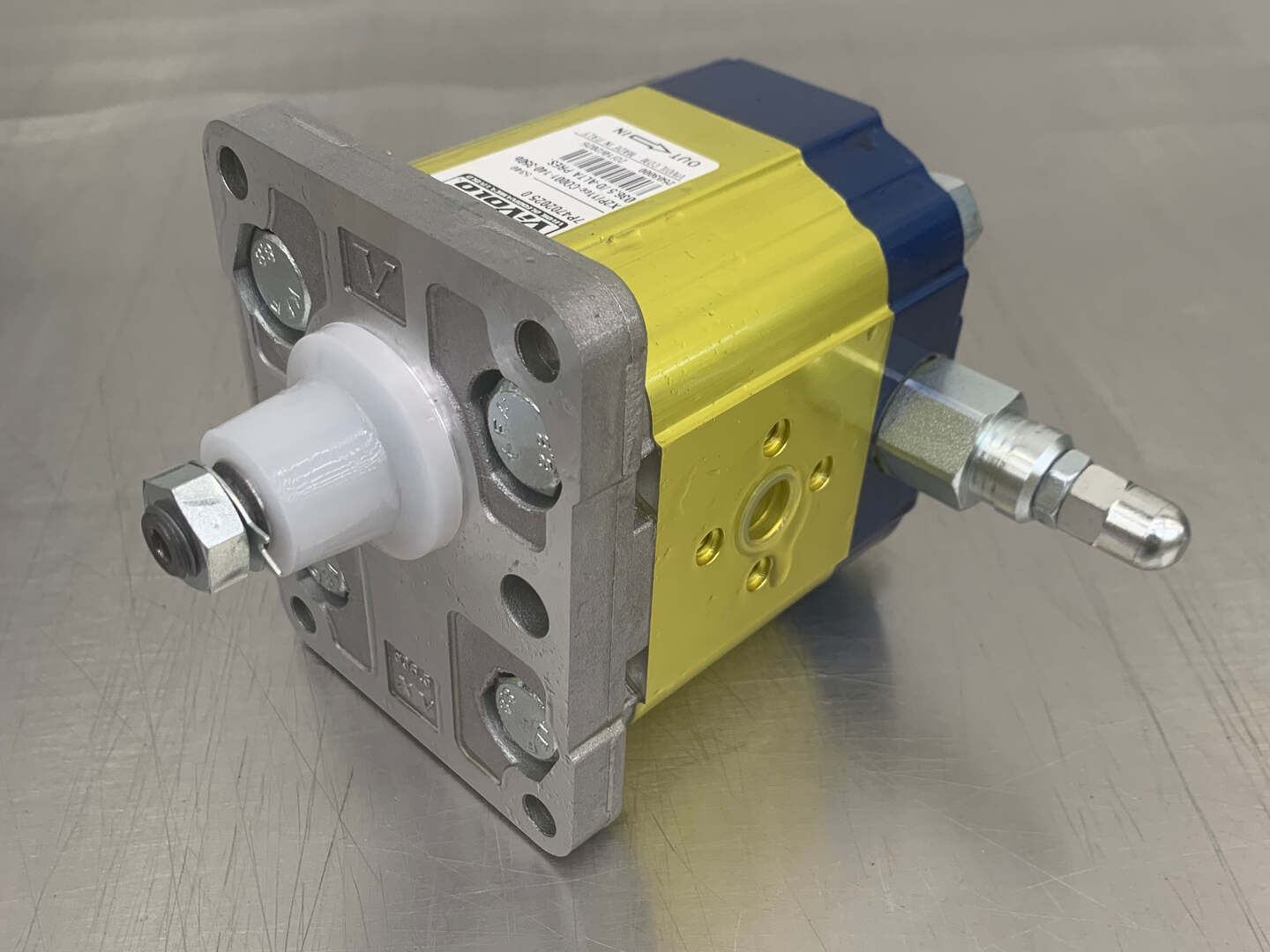 Ajustando la válvula de alivio de presión en una bomba: atención con el drenaje interno.